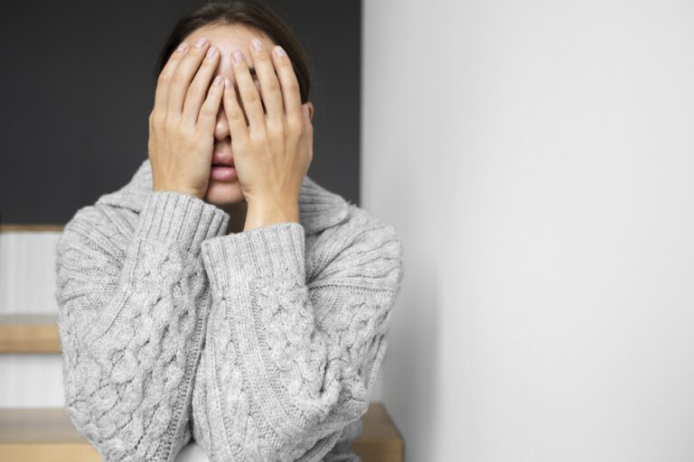 Fobia społeczna – objawy, diagnostyka i skuteczne metody leczenia - okładka