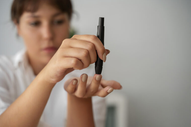 Skoki glukozy a napady głodu oraz wpływ stabilizacji cukru na metabolizm i masę ciała - okładka