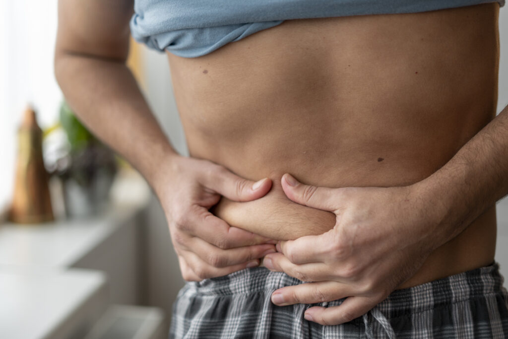 mężczyzna chwyta brzuch kortyzolowy