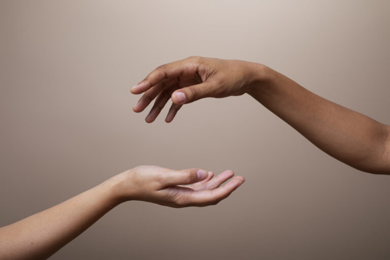 Dlaczego drżą mi ręce? Stres, niedobory czy początek choroby Parkinsona? - okładka